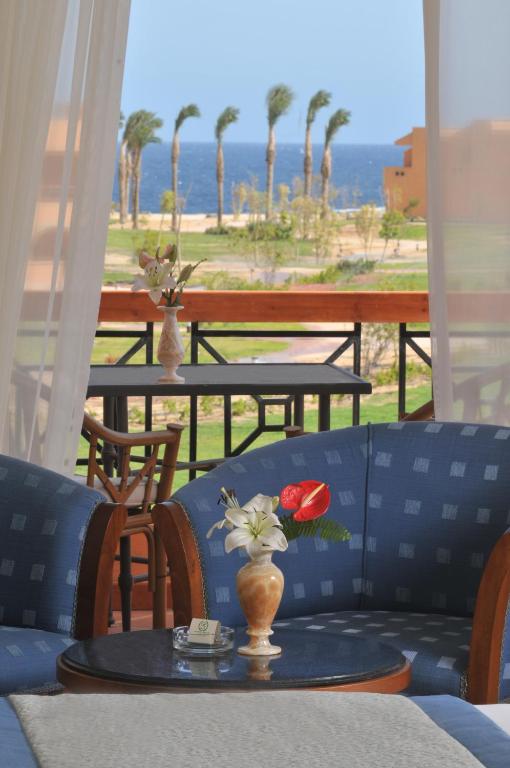Двухместный (Улучшенный номер с кроватью размера «king-size» и видом на море) курортного отеля Jaz Grand Resta, Корая-Бэй