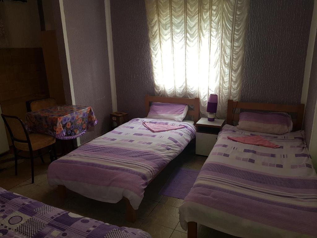 Трехместный (Трехместный номер с собственной ванной комнатой и основными удобствами) гостевого дома Guest House Dragomir, Сутоморе