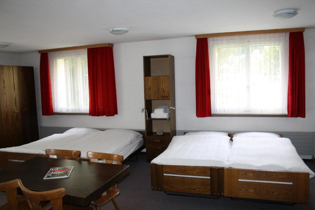 Семейный (Шестиместный номер с общей ванной комнатой) гостевого дома Casa Franco St. Moritz, Санкт-Мориц