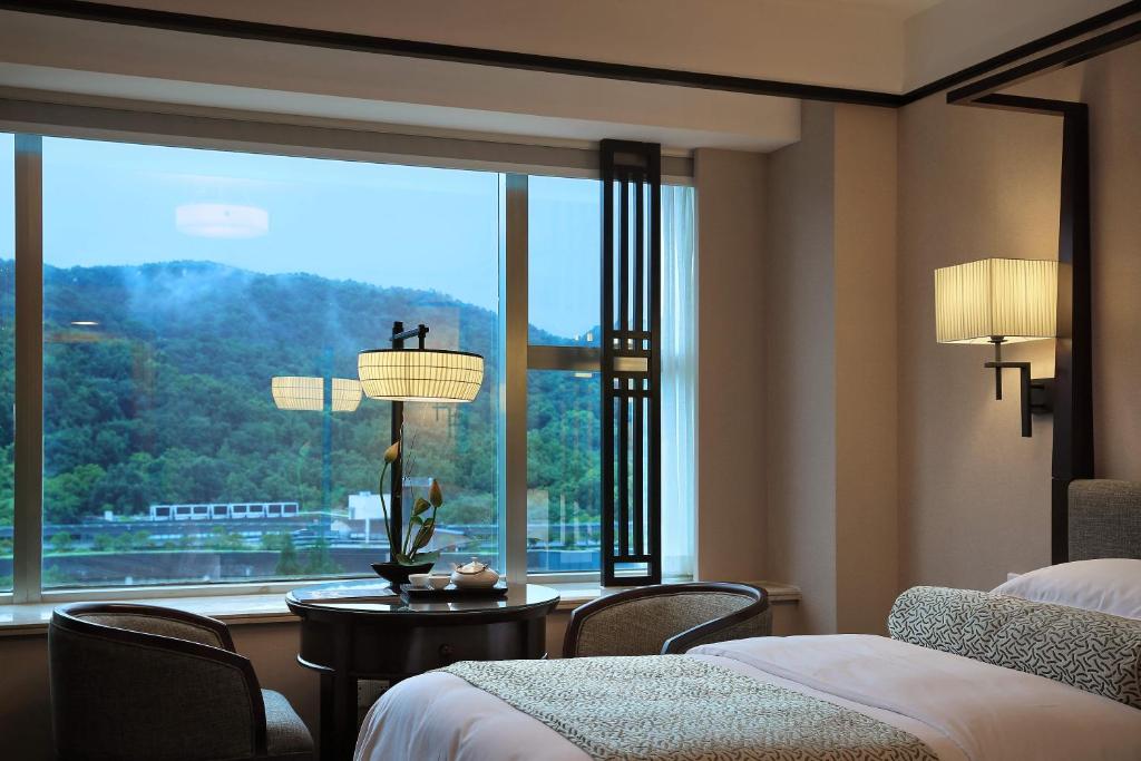Двухместный (Двухместный номер с 1 кроватью и видом на горы) отеля Narada Grand Hotel Zhejiang, Ханчжоу