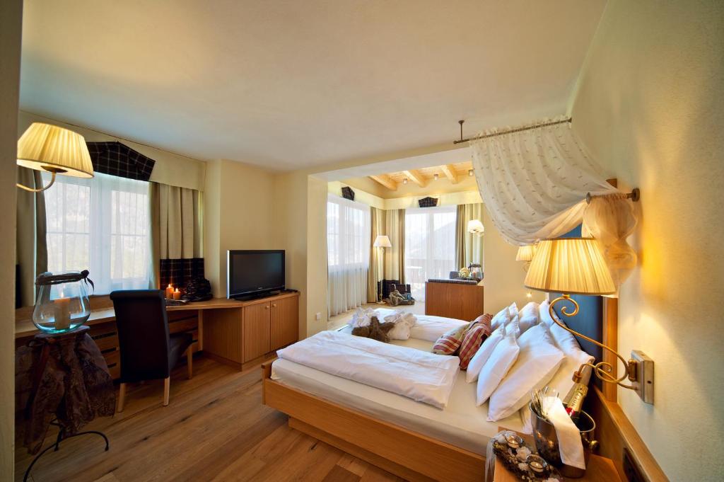 Двухместный (Улучшенный двухместный номер с 1 кроватью и балконом) отеля Hotel Albion Mountain Spa Resort Dolomites, Ортизеи