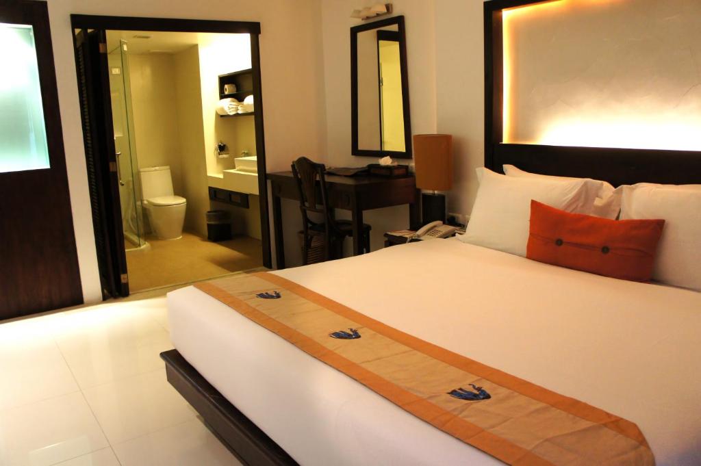 Двухместный (Двухместный номер Делюкс «Сафари» с 1 кроватью или 2 отдельными кроватями) отеля Safari Beach Hotel, Пхукет