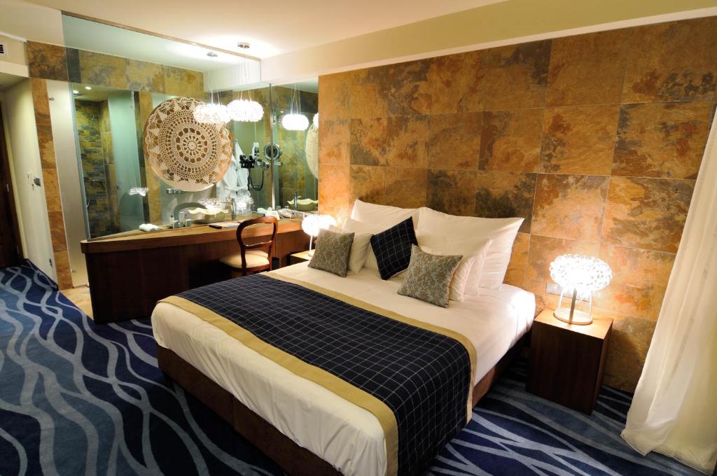 Двухместный (Улучшенный двухместный номер с 1 кроватью) отеля Hotel Cascade Resort & Spa, Демьен