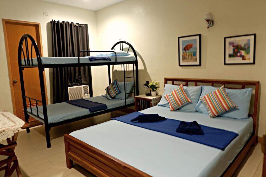 Четырехместный (Четырехместный номер с собственной ванной комнатой) хостела Cebu City Center Inn - IT Park, Себу
