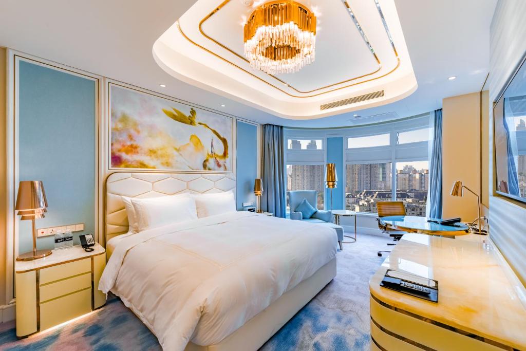 Сьюит (Collection Executive Suite) отеля Radisson Blu Plaza Xing Guo Hotel Shanghai, Шанхай