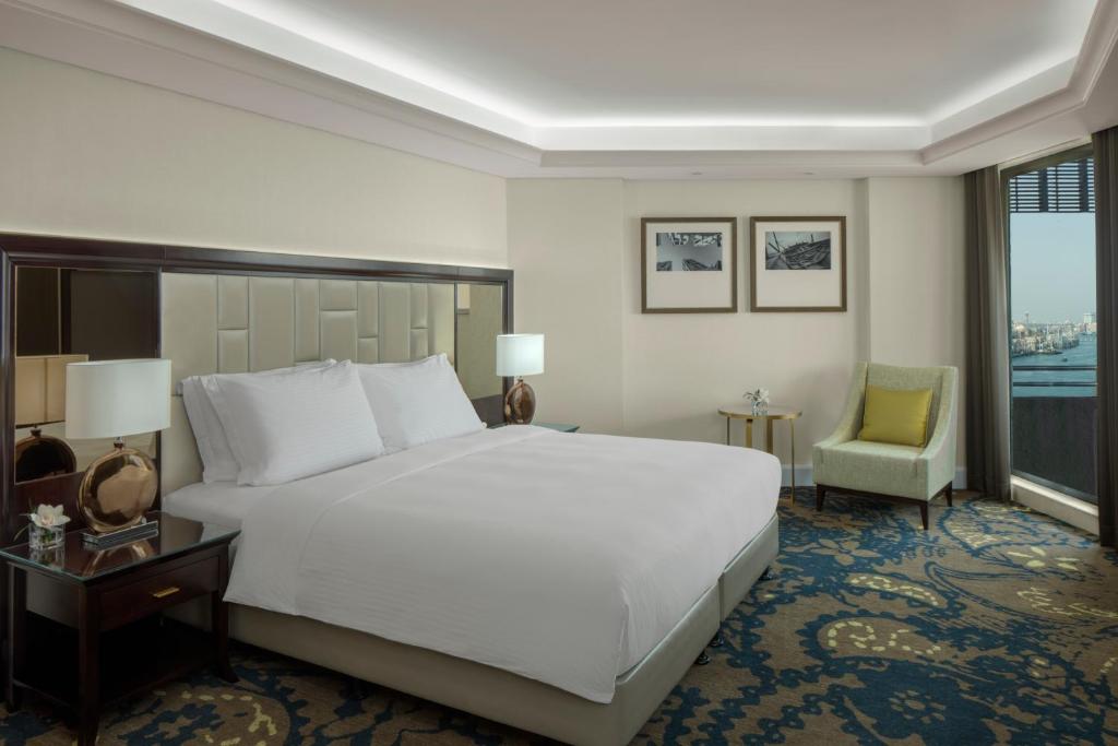 Сьюит (Полулюкс c видом на залив Дубай-Крик и правом посещения лаунджа) отеля Radisson Blu Hotel, Dubai Deira Creek, Дубай