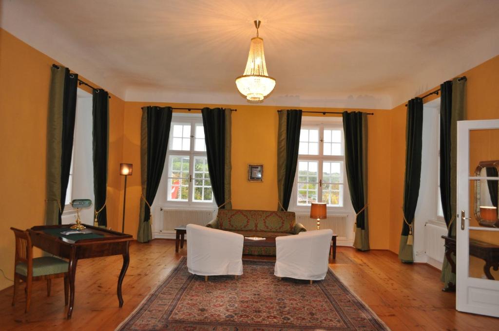 Сьюит (Роскошный люкс) отеля Hotel Schloss Mailberg, Зефельд-Кадольц