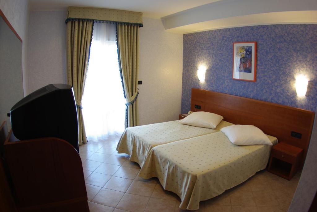 Двухместный (Двухместный номер с 1 кроватью или 2 отдельными кроватями и балконом или террасой) отеля Hotel Zlatni Lav, Мартинщчица