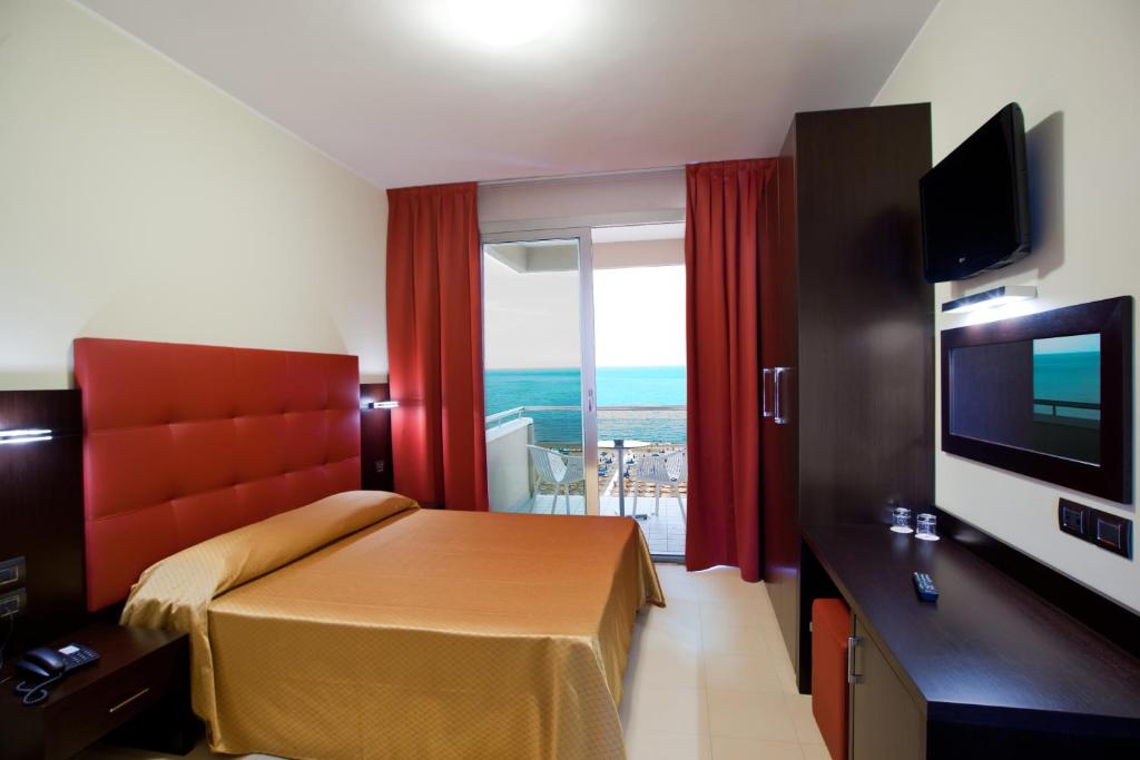 Двухместный (Улучшенный двухместный номер с 1 кроватью и видом на море, с доступом в спа-центр) отеля Terminal Palace & SPA, Римини