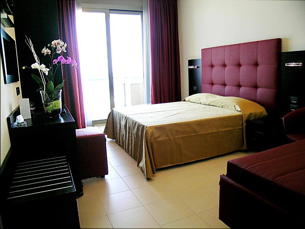 Трехместный (Улучшенный трехместный номер с возможностью посещения спа-салона) отеля Terminal Palace & SPA, Римини