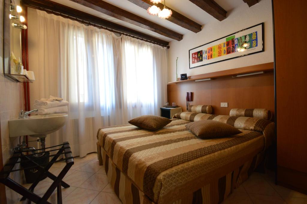 Двухместный (Двухместный номер с 1 кроватью и общей ванной комнатой) апарт-отеля Albergo Marin, Венеция
