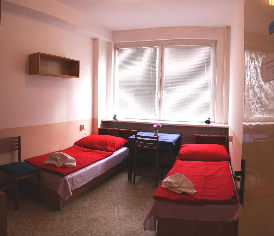 Двухместный (Двухместный номер с 2 отдельными кроватями и общей ванной комнатой) хостела Modrá, Прага