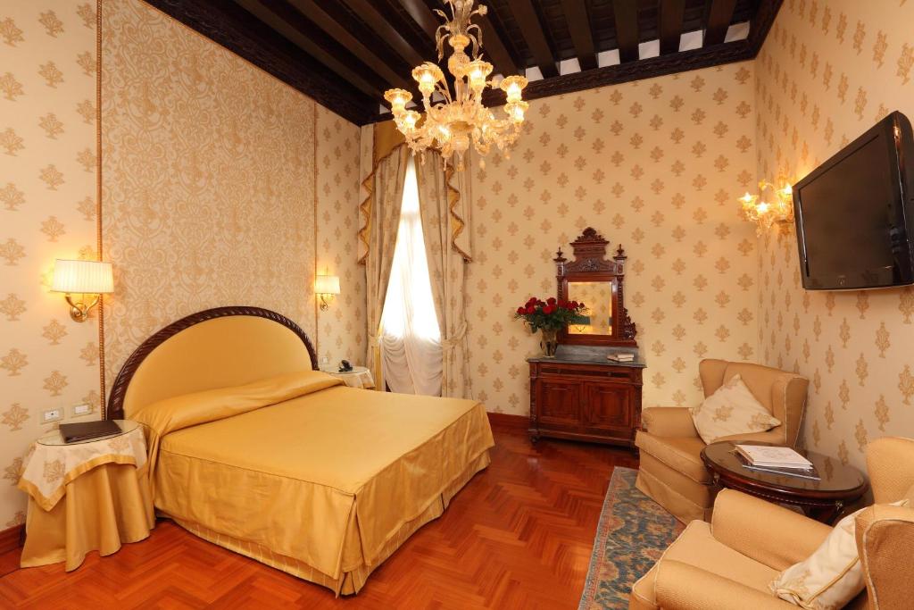 Двухместный (Улучшенный двухместный номер с 1 кроватью) отеля Hotel Palazzo Stern, Венеция