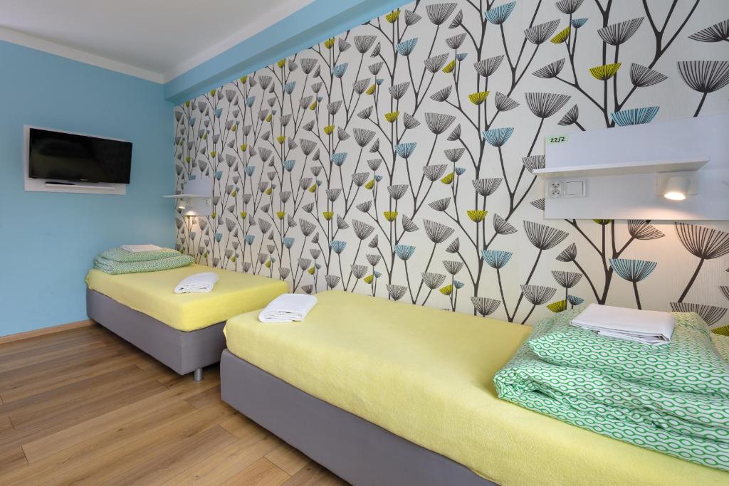 Четырехместный (Стандартный четырехместный номер с собственной ванной комнатой) хостела Premium Hostel, Краков