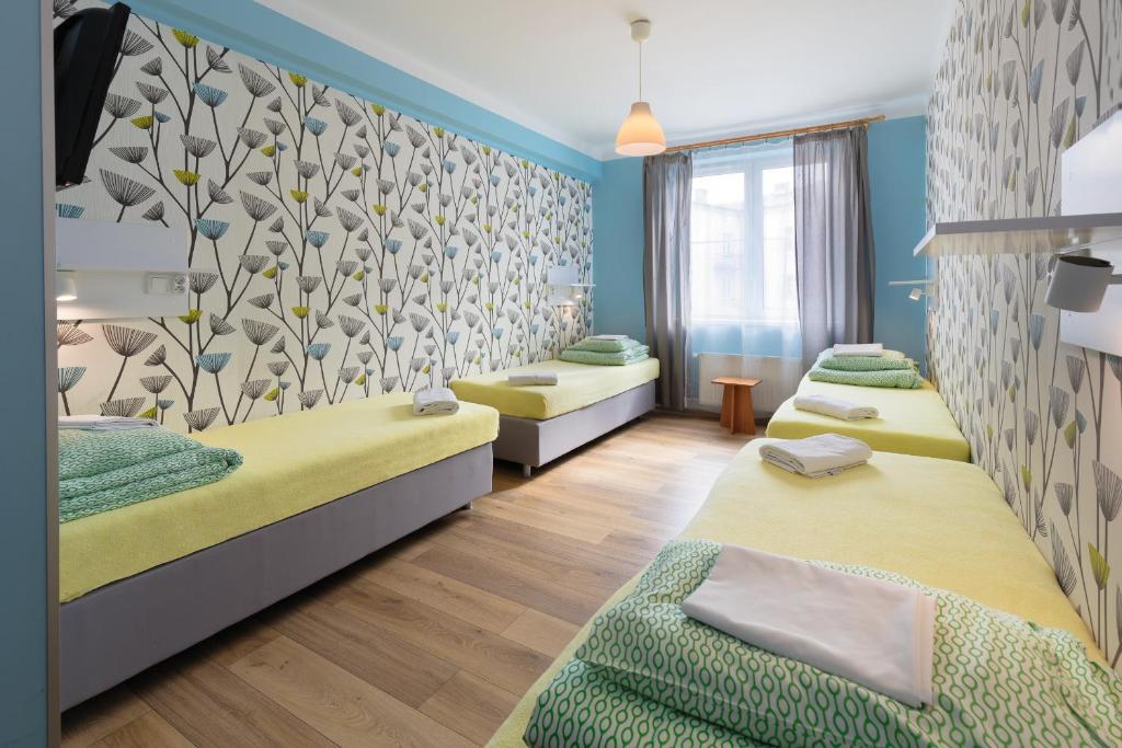 Номер (Кровать в стандартном общем 4-местном номере с собственной ванной комнатой.) хостела Premium Hostel, Краков