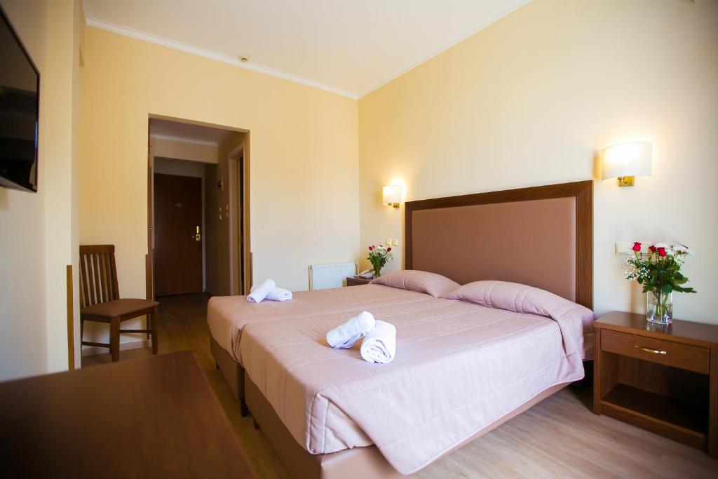 Трехместный (Улучшенный двухместный номер с 2 отдельными кроватями) отеля Hotel Marina, Афины