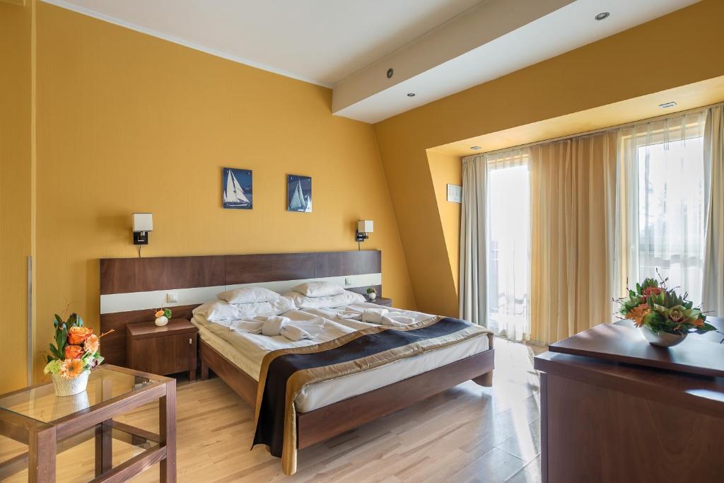 Двухместный (Двухместный номер с 1 кроватью или 2 отдельными кроватями) отеля Holiday Beach Budapest Wellness Hotel with Sauna Park, Будапешт