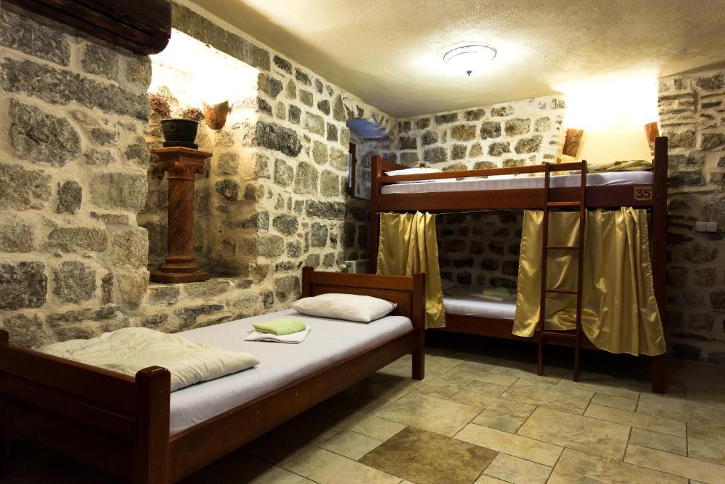 Номер (Односпальная кровать в общем номере с 6 кроватями) хостела Hostel Old Town Kotor, Котор