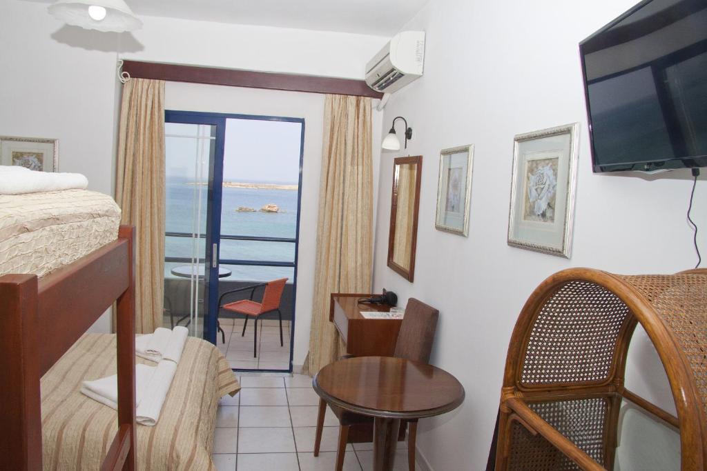 Четырехместный (Трехместный номер с видом на море и балконом) отеля Danaos, Ханья