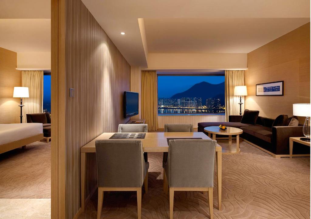 Сьюит (Представительский люкс с 1 спальней, вид на гавань) курортного отеля Hyatt Regency Hong Kong, Sha Tin, Гонконг (город)