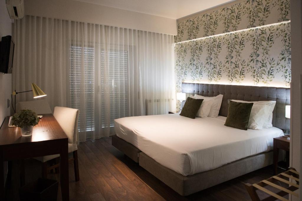 Двухместный (Улучшенный двухместный номер с 1 кроватью или 2 отдельными кроватями) отеля Belem Hotel - Bed & Breakfast, Помбал