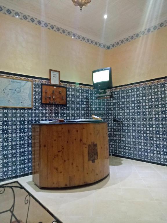 Трехместный (Трехместный номер эконом-класса с общей ванной комнатой) отеля Hotel Majestic, Эс-Сувейра