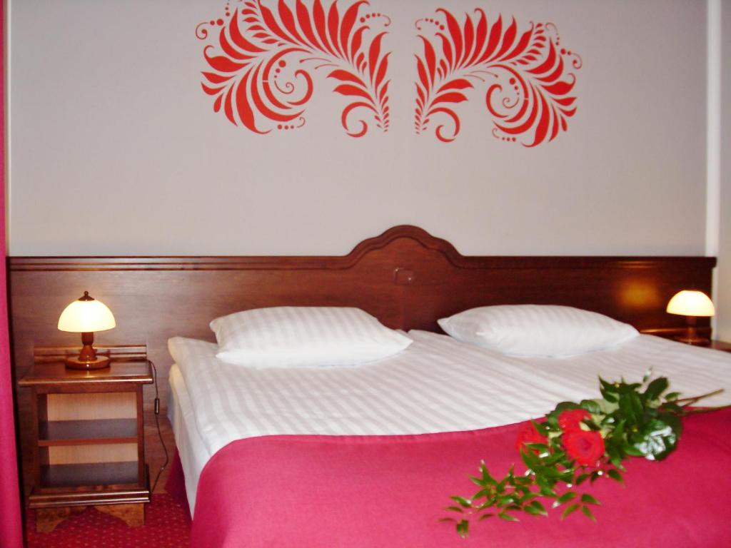 Трехместный (Трехместный номер с кроватью размера «queen-size» и диваном-кроватью) отеля Hotelik Mazurska Chata - close to aquapark, Миколайки