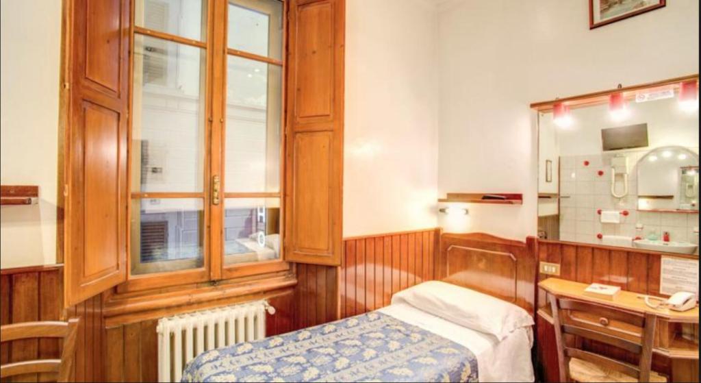 Двухместный (Двухместный номер с 1 кроватью или 2 отдельными кроватями, общая ванная комната) отеля Hotel Lorena, Флоренция