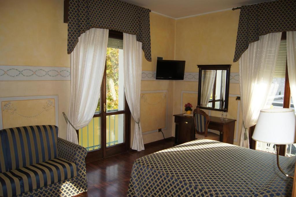 Сьюит (Люкс с 2 спальнями и видом на озеро) отеля Hotel Lugana Parco Al Lago, Сирмионе