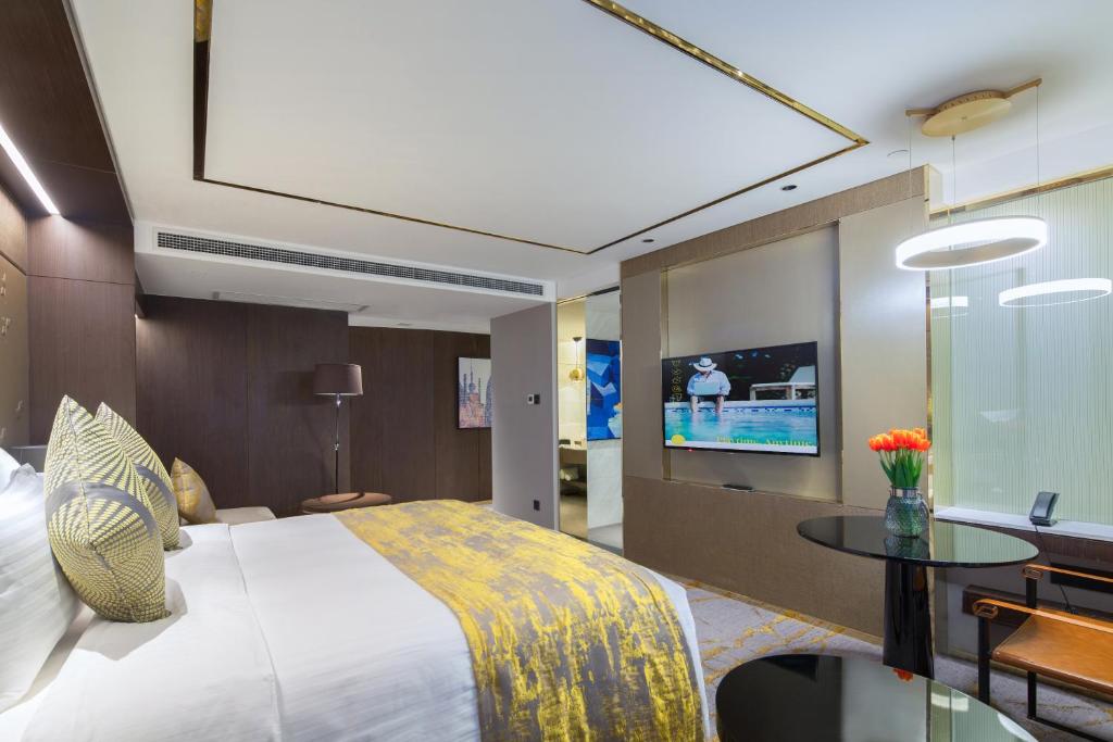 Двухместный (Представительский номер с кроватью размера «king-size») отеля Jin Jiang Rainbow Hotel, Шанхай
