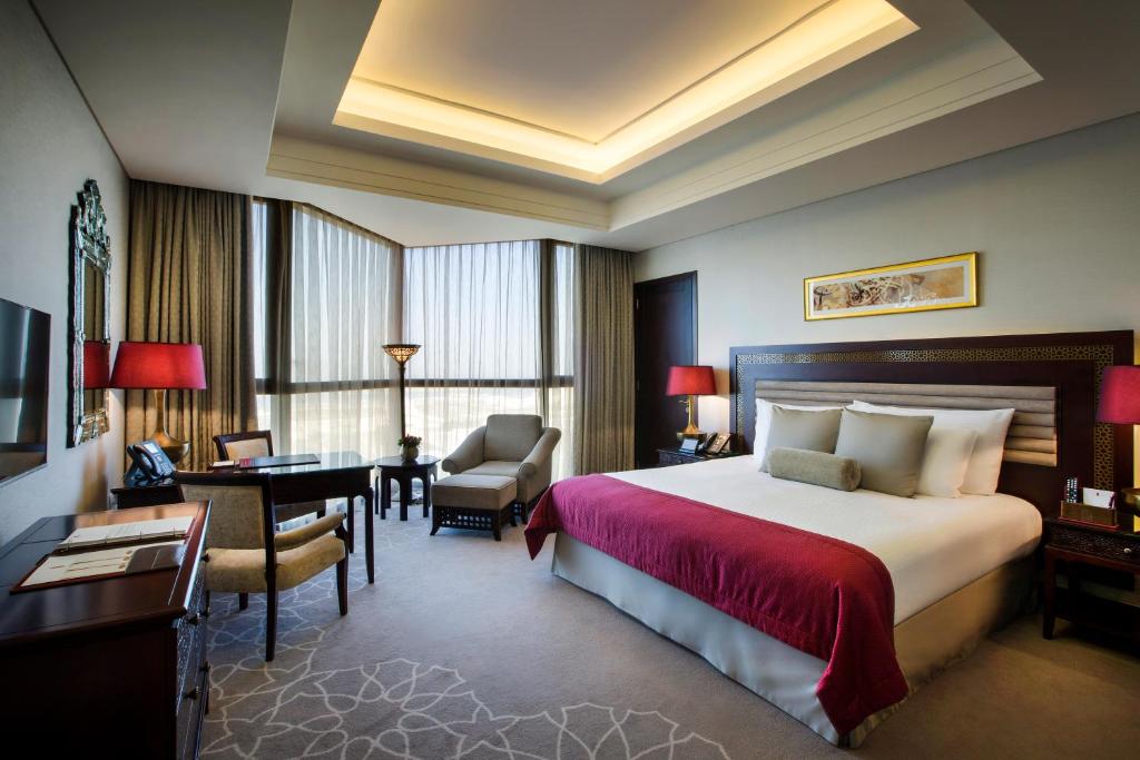 Двухместный (Улучшенный номер с кроватью размера «king-size») отеля Bab Al Qasr Hotel, Абу-Даби