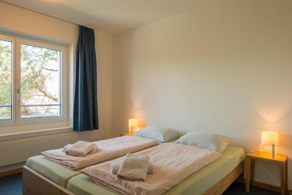 Двухместный (Двухместный номер с 2 отдельными кроватями и душем) хостела Zug Youth Hostel, Цуг