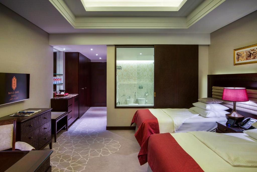 Двухместный (Улучшенный двухместный номер с 2 отдельными кроватями) отеля Bab Al Qasr Hotel, Абу-Даби