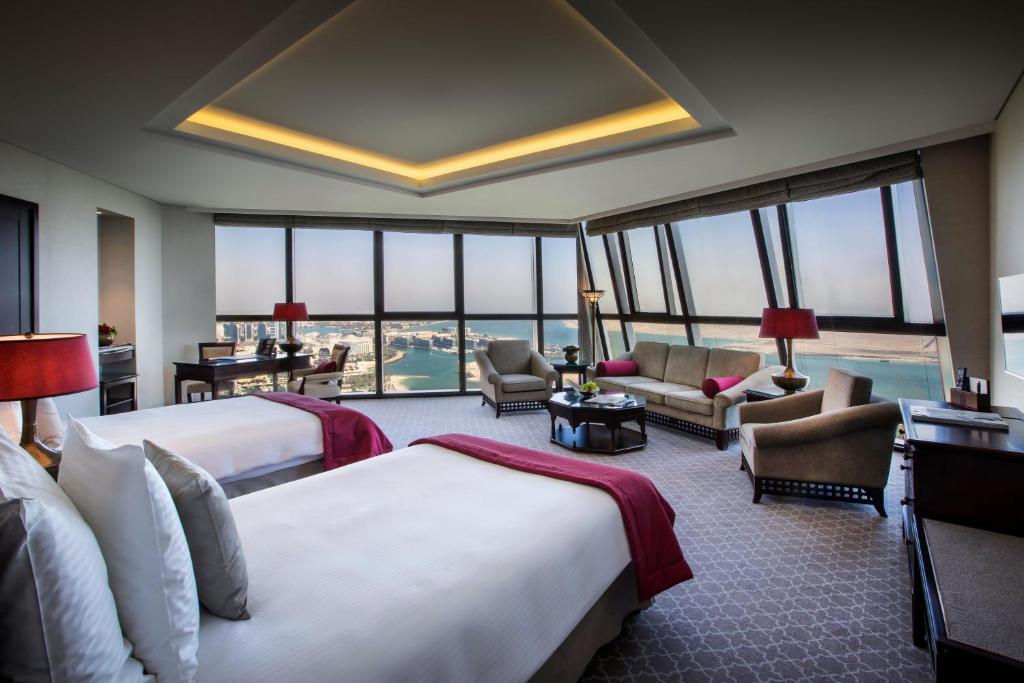 Сьюит (Полулюкс с 2 отдельными кроватями и видом на море) отеля Bab Al Qasr Hotel, Абу-Даби