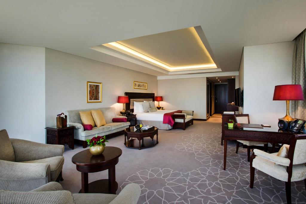 Сьюит (Полулюкс с кроватью размера «king-size» и видом на дворец) отеля Bab Al Qasr Hotel, Абу-Даби