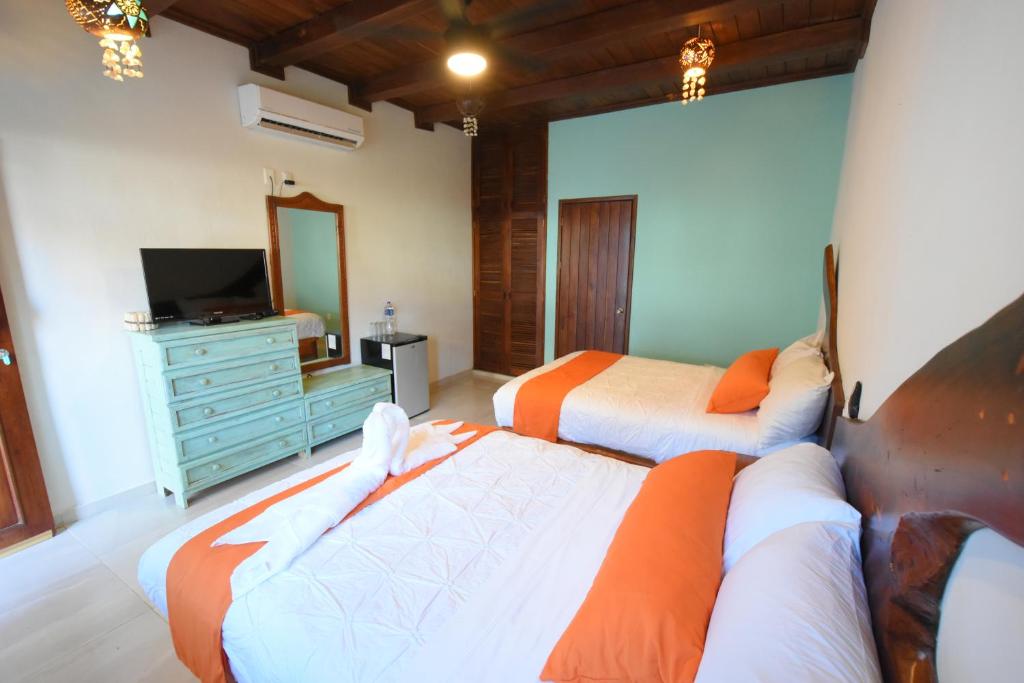 Двухместный (Улучшенный двухместный номер с 2 отдельными кроватями) отеля Hacienda Dos Ojos, Тулум