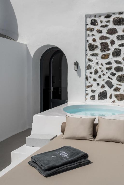 Сьюит (Традиционный полулюкс с видом на кальдеру (для 2 взрослых)) отеля Honeymoon Petra Villas, Имеровиглион