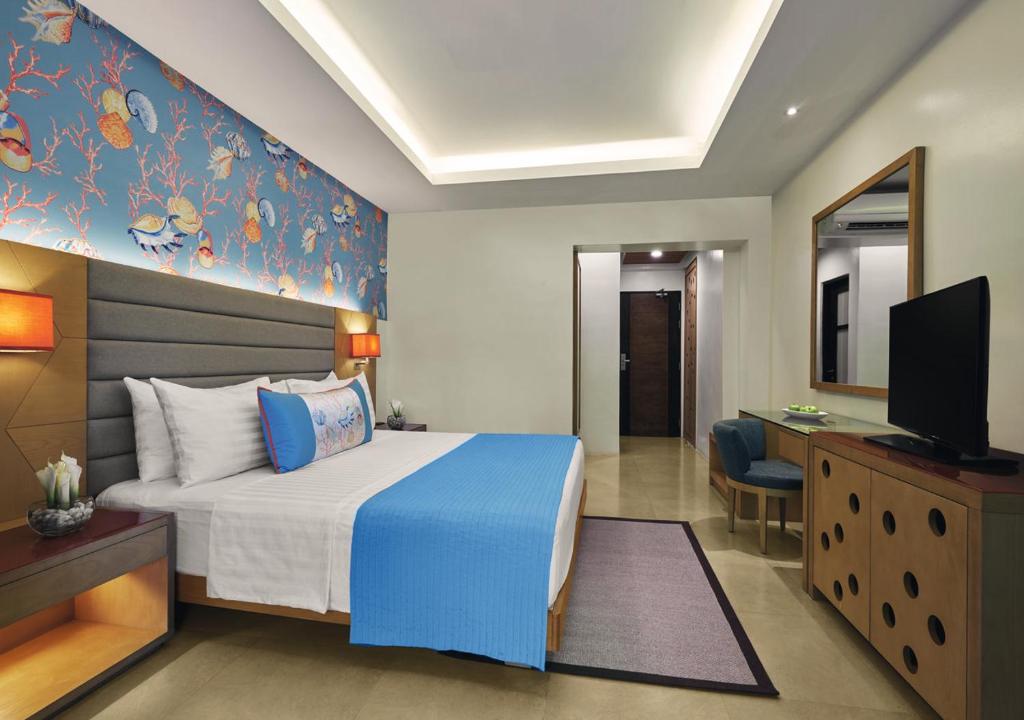 Двухместный (Улучшенный номер с кроватью размера «king-size», вид на море) курортного отеля Movenpick Resort & Spa Boracay, Боракай