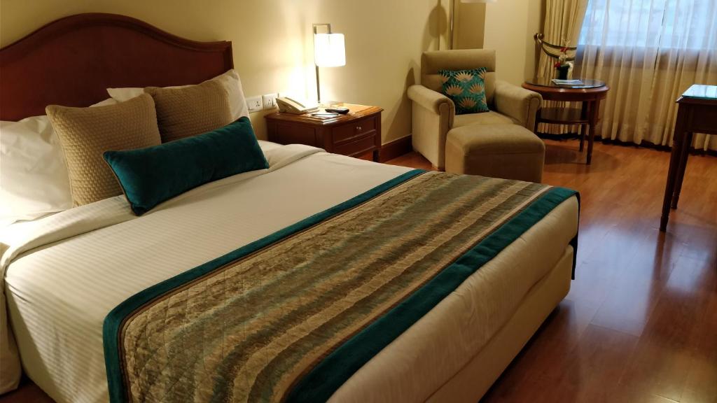 Двухместный (Deluxe Double or Twin Room with with 20% discount on food and soft beverages; Early check in and late check out (4 hrs. Subject to avl); Upgrade to next category (subject to avl)), Jaypee Vasant Continental