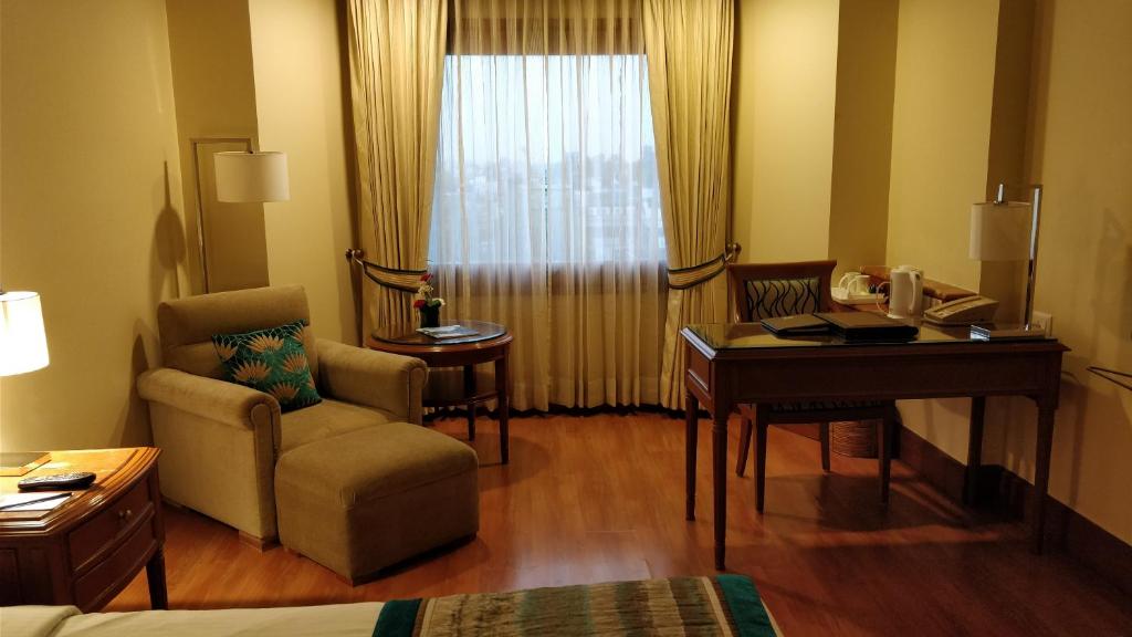 Двухместный (Deluxe Double or Twin Room with with 20% discount on food and soft beverages; Early check in and late check out (4 hrs. Subject to avl); Upgrade to next category (subject to avl)), Jaypee Vasant Continental