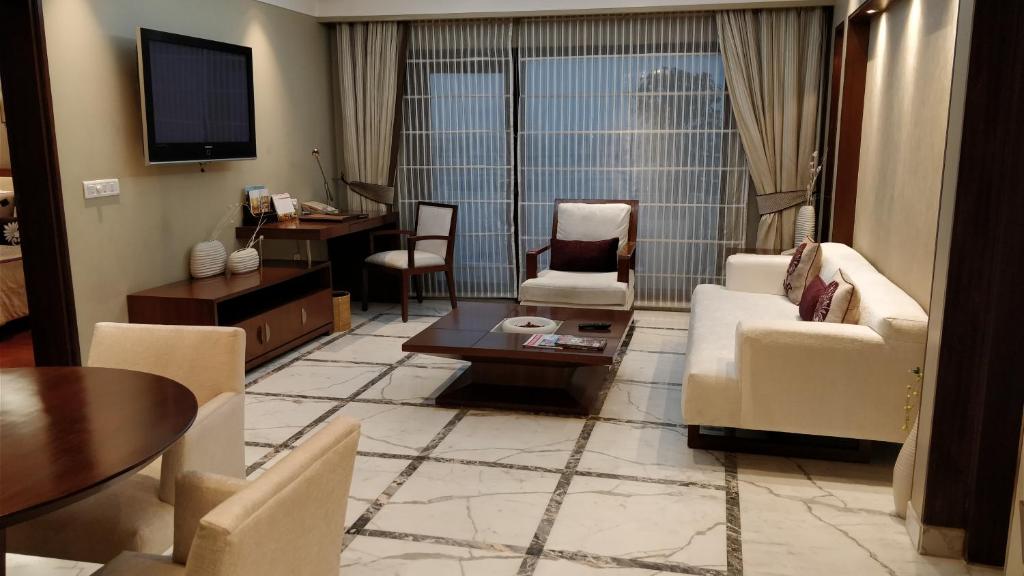 Сьюит (Superior Suite with complimentary one way airport transfer,with 20% discount on food and soft beverages; Early check in and late check out (4 hrs. Subject to avl)), Jaypee Vasant Continental