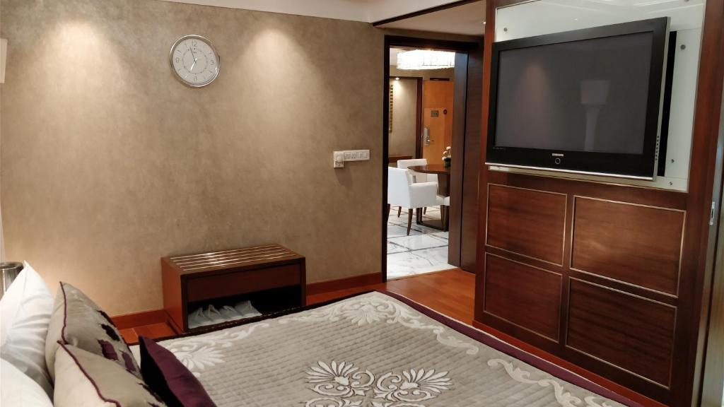 Сьюит (Superior Suite with complimentary one way airport transfer,with 20% discount on food and soft beverages; Early check in and late check out (4 hrs. Subject to avl)), Jaypee Vasant Continental