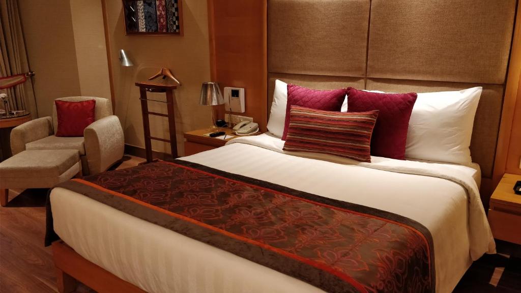 Двухместный (Club Double or Twin Room with complimentary one way airport transfer,  20% discount on food and soft beverages; Early check in and late check out (4 hrs. Subject to avl); Upgrade to next category (subject to avl)), Jaypee Vasant Continental