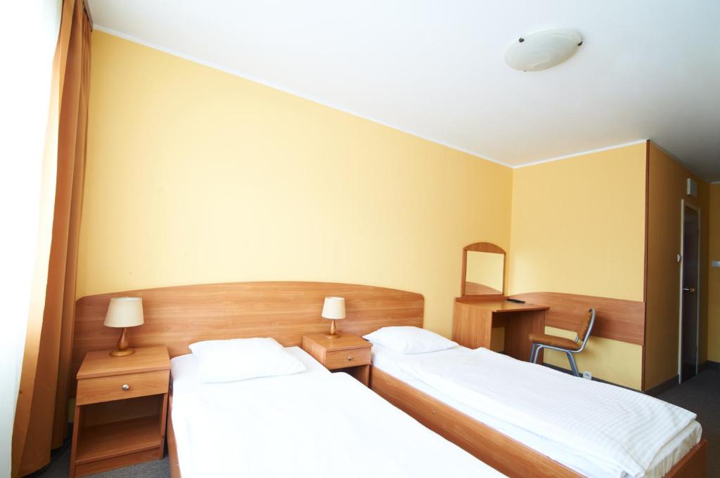 Двухместный (Стандартный двухместный номер с 2 отдельными кроватями) хостела Obiekt Hotelarski Patron, Варшава