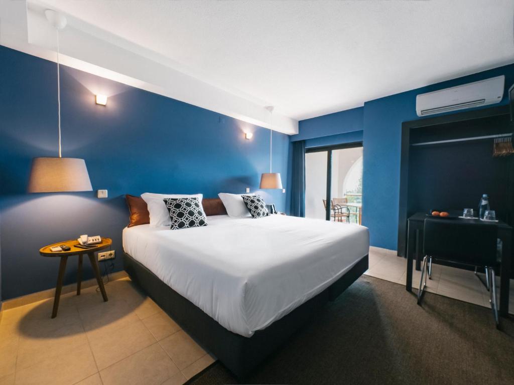Двухместный (Улучшенный двухместный номер с 1 кроватью или 2 отдельными кроватями) апарт-отеля Hotel Topazio, Албуфейра