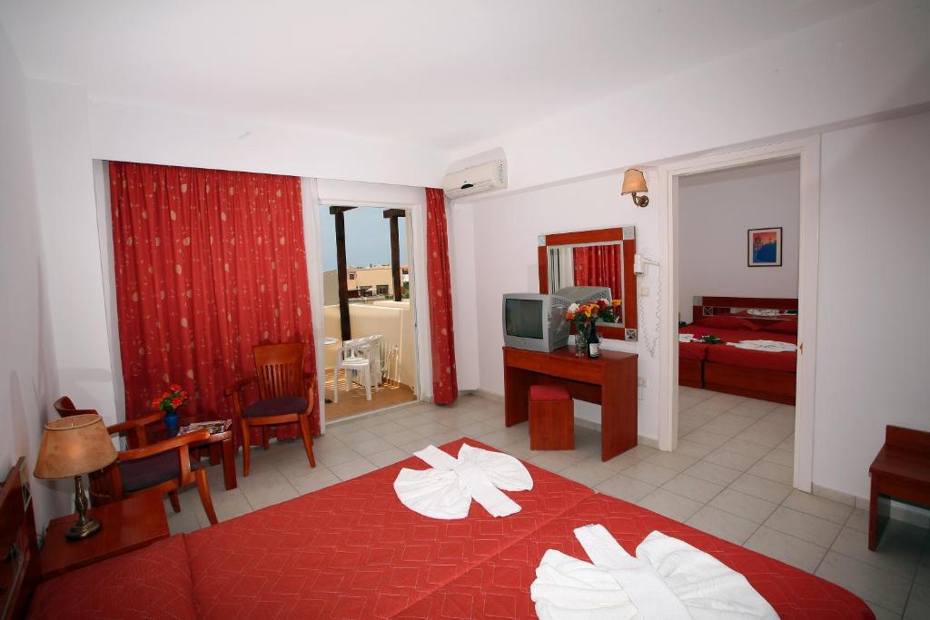 Семейный (Семейный номер с 2 спальнями (для 2 взрослых и 3 детей)) отеля Gaia Village, Тингаки