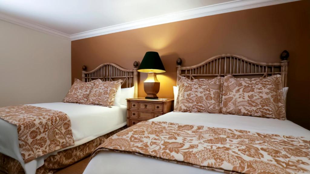 Четырехместный (Стандартный номер с двумя кроватями размера «queen-size») отеля Santa Barbara Inn, Санта-Барбара