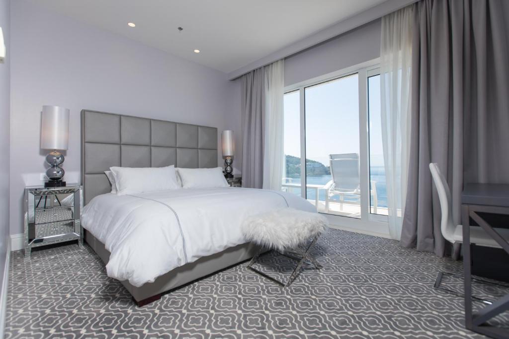 Сьюит (Улучшенный люкс с видом на море и балконом) отеля Royal Palm Hotel, Дубровник