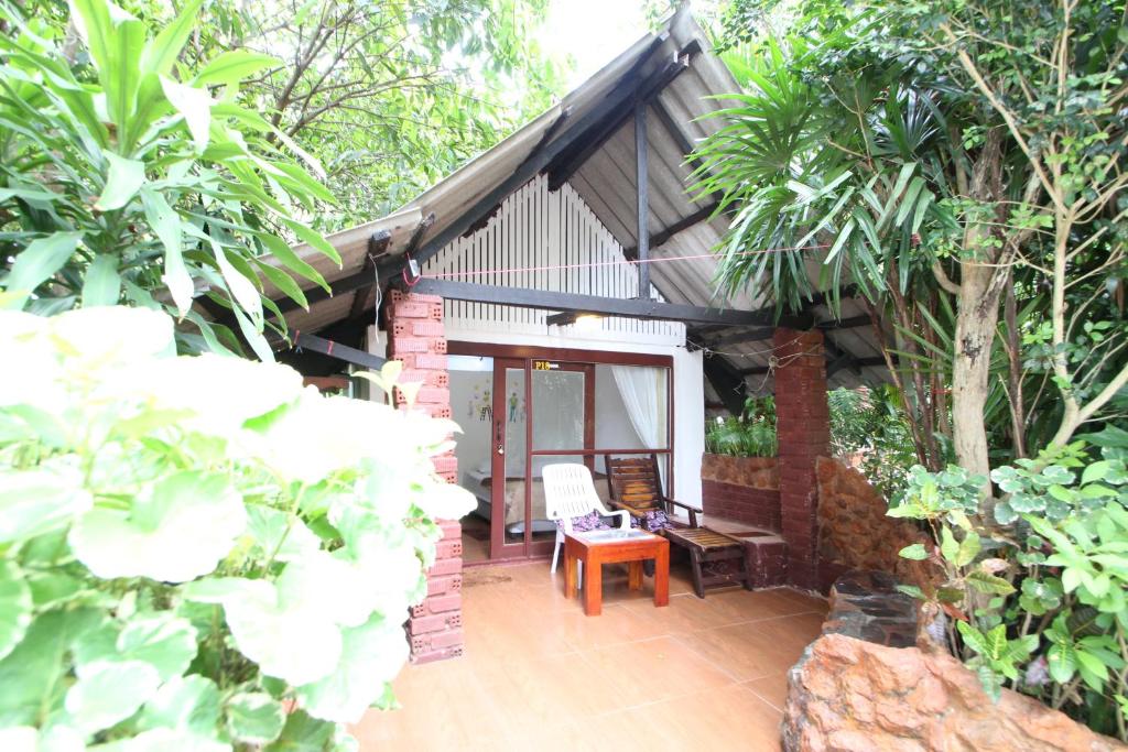 Номер (Стандартное бунгало с вентилятором), Pine Bungalow Krabi