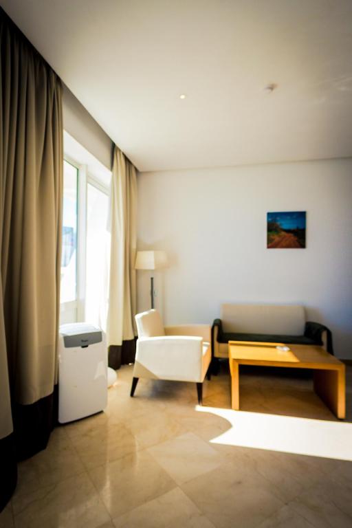 Трехместный (Стандартный трехместный номер с видом на море) отеля Suites Hotel Mohammed V by Accor, Эль-Хосейма